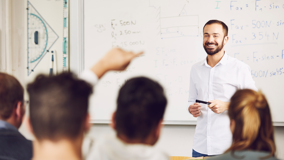 Lehrer steht vor einer Schulklasse der Sek II im Mathematik-Unterricht