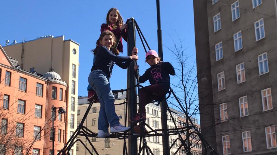 Foto zeigt Schülerinnen der Deutschen Schule Helsinki auf einem Spielturm