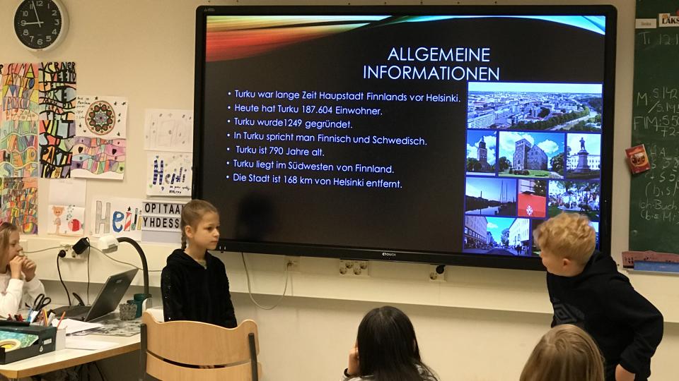 Foto zeigt Schülerinnen und Schüler der Grundschule der Deutschen Schule Helsinki bei einer Präsentation im Sachkundeunterricht