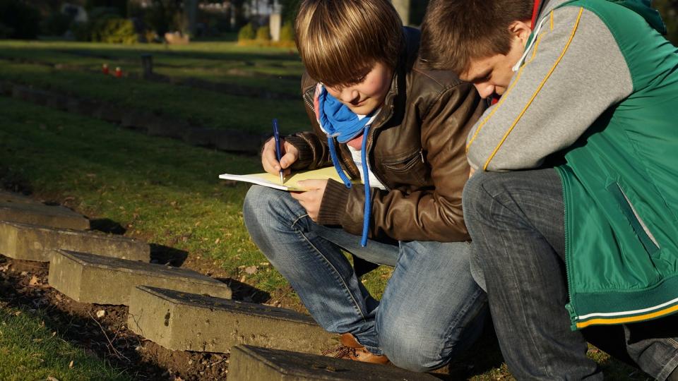 Schüler entziffern Grabinschrift