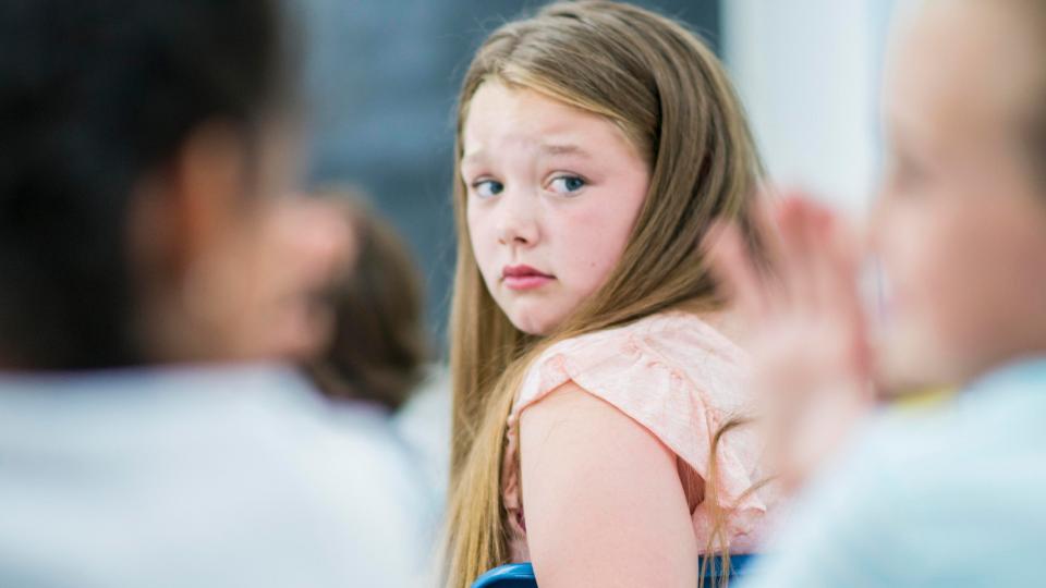 Ängstliche Schülerin dreht sich um Ängstliche Schülerin dreht sich um