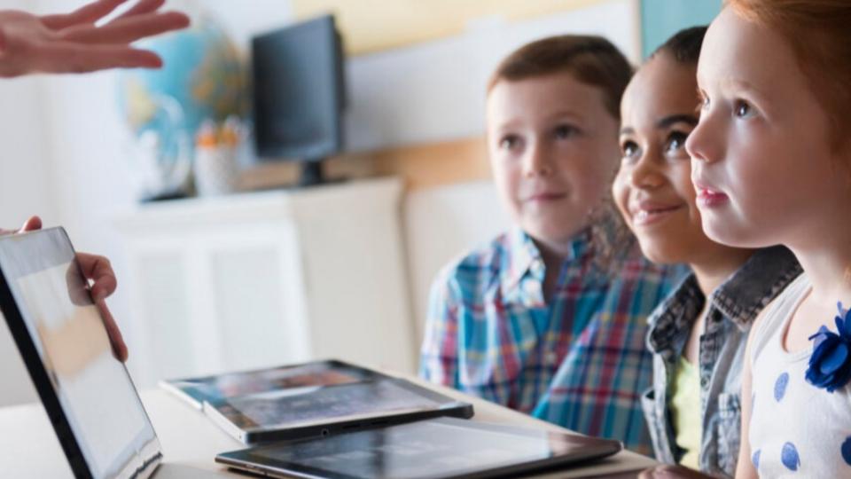Drei Kinder lernen mit Laptop und Tablet Drei Kinder lernen mit Laptop und Tablet
