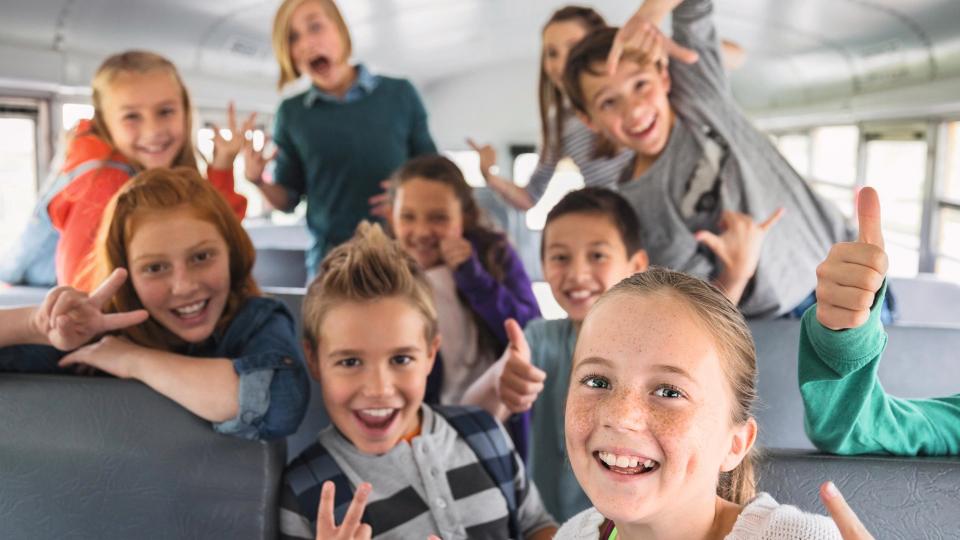 Fröhliche Kinder im Bus Fröhliche Kinder im Bus
