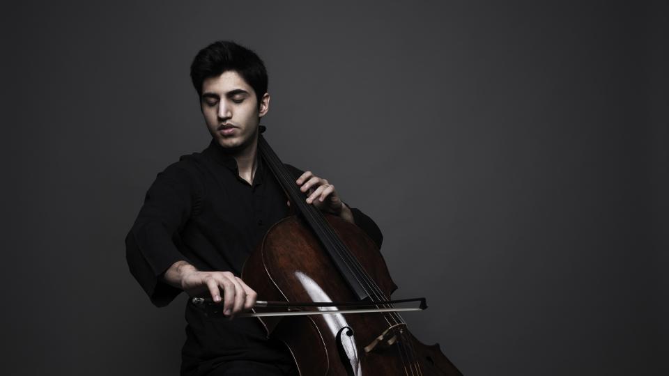 Der Musiker Kian Soltani spielt auf seinem Cello