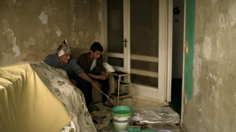 Zwei Männer renovieren eine Wohnung Zwei Männer renovieren eine Wohnung
