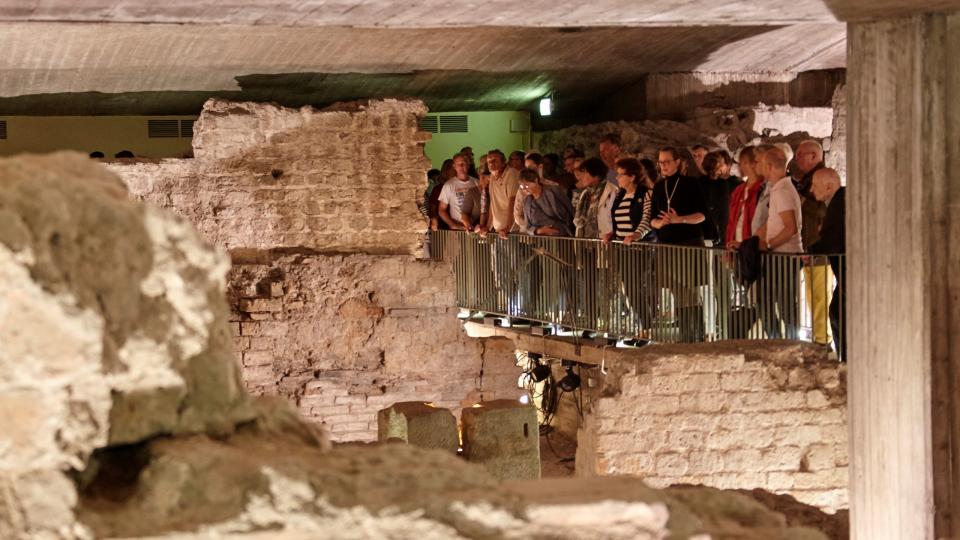 Eine Gruppe Menschen entdeckt das unterirdische Köln. Eine Gruppe Menschen entdeckt das unterirdische Köln.
