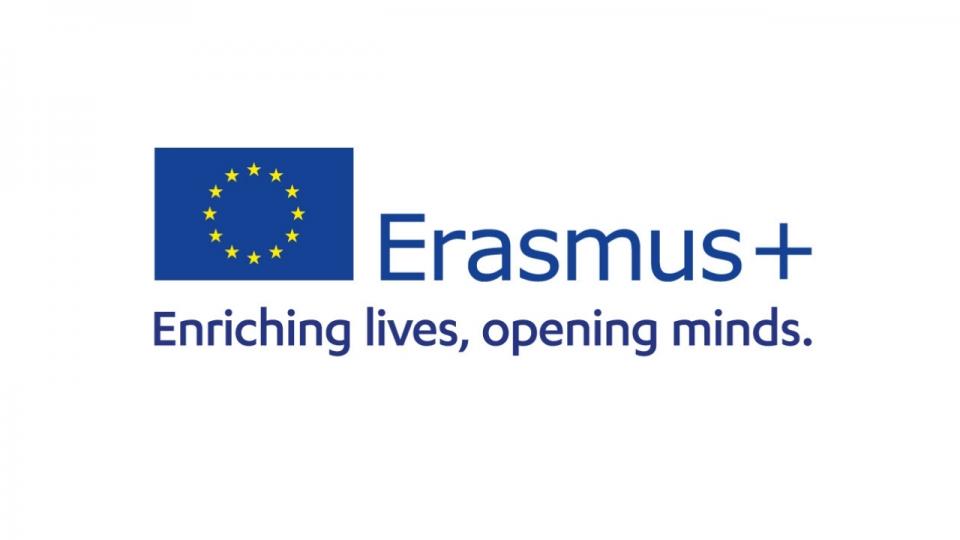Schriftzug Erasmus+ mit Europaflagge und Untertitel "Enriching lives, opening minds."