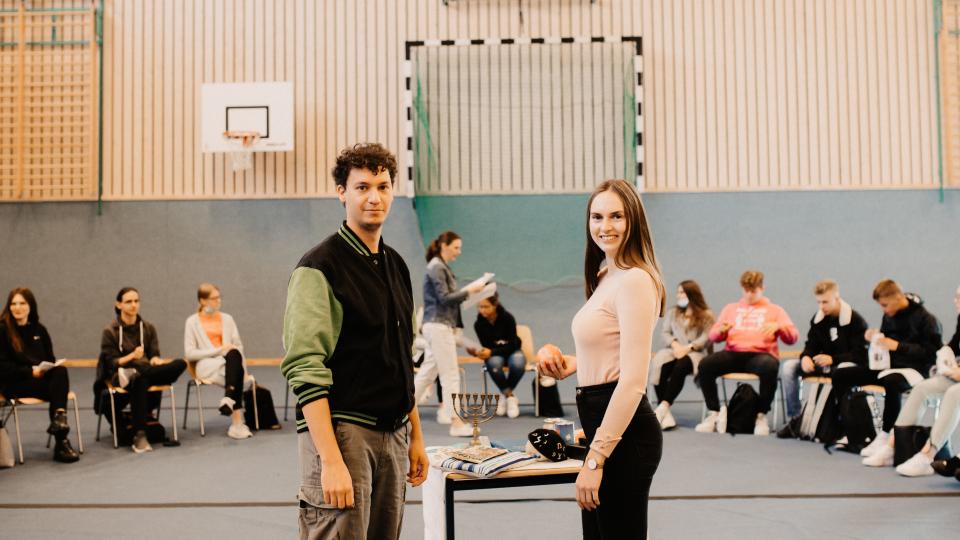 Eine junge Frau und ein junger Mann präsentieren im Rahmen der Initiative "Meet a Jew" religiöse Gegenstände des Judentums. Eine junge Frau und ein junger Mann präsentieren im Rahmen der Initiative "Meet a Jew" religiöse Gegenstände des Judentums.