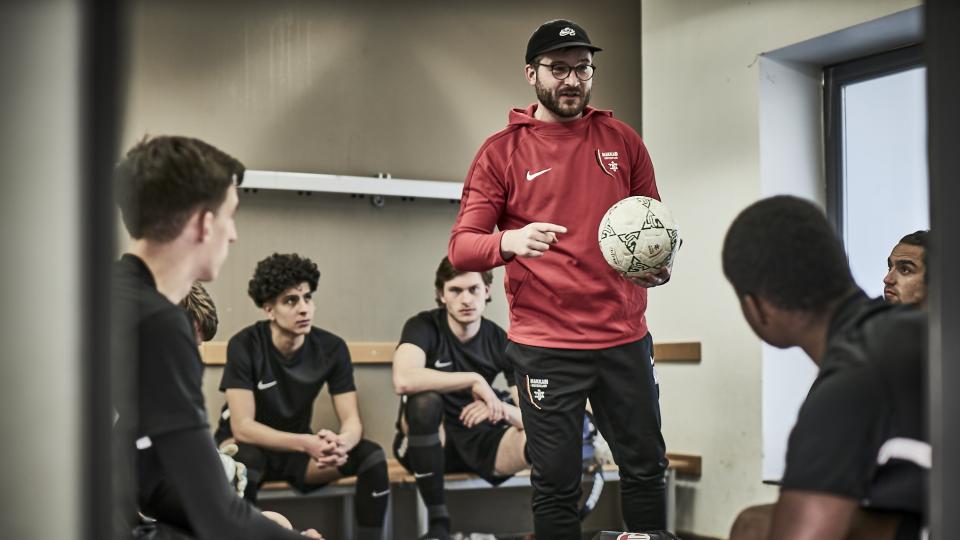 Einblick in die Kabine einer MAKKABI-Fußballmannschaft