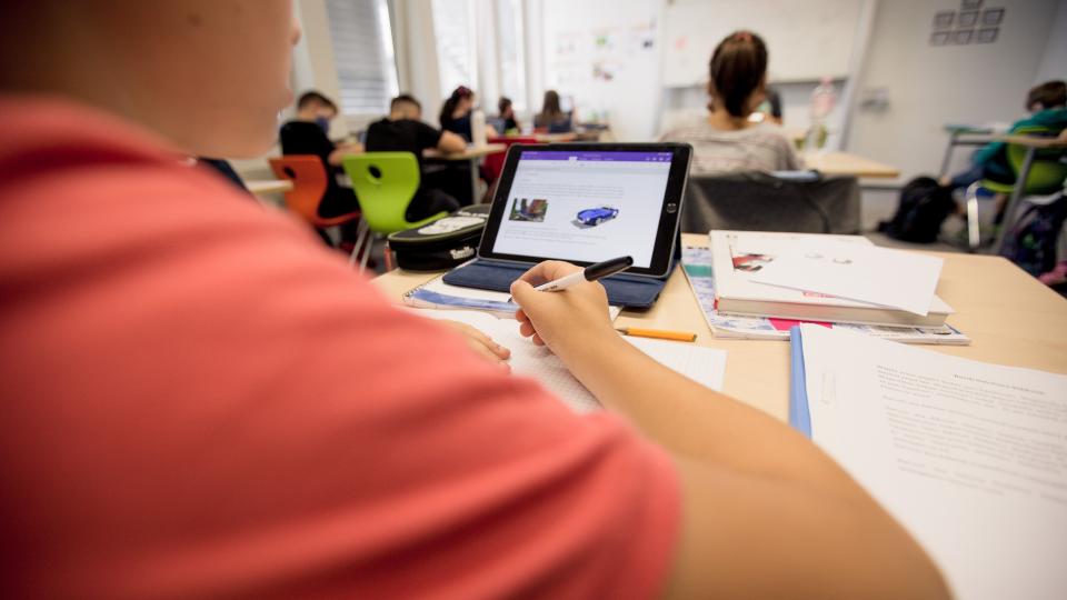 Ein Schüler arbeitet im Unterricht mit seinem iPad