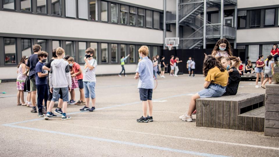 Schulalltag im Hof des Albert-Einstein-Gymnasiums Düsseldorf