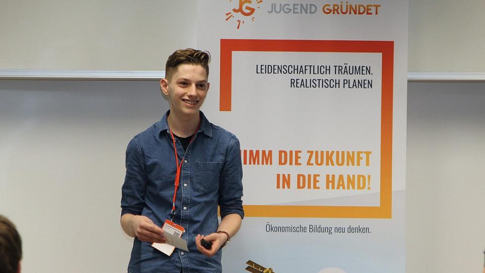 Jugendlicher beim Wettbewerb "Jugend gründet" Jugendlicher beim Wettbewerb "Jugend gründet"