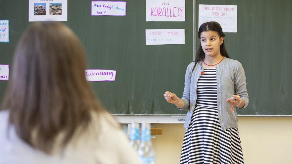 Schülerin bei "Jugend präsentiert" Schülerin bei "Jugend präsentiert"