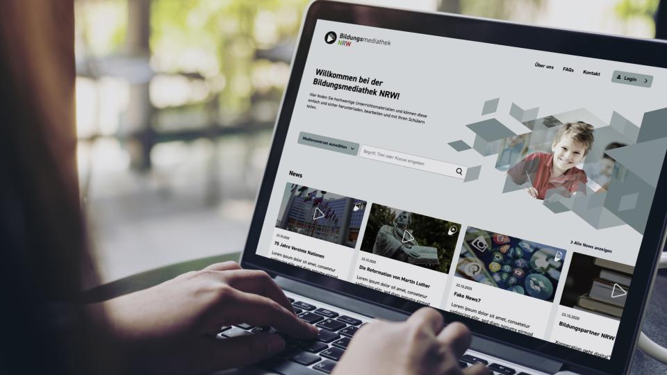 Ein aufgeklappter Laptop zeigt die Startseite der Bildungsmediathek NRW Ein aufgeklappter Laptop zeigt die Startseite der Bildungsmediathek NRW