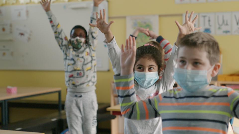 Schülerinnen und Schüler strecken ihre Arme in die Höhe Schülerinnen und Schüler strecken ihre Arme in die Höhe