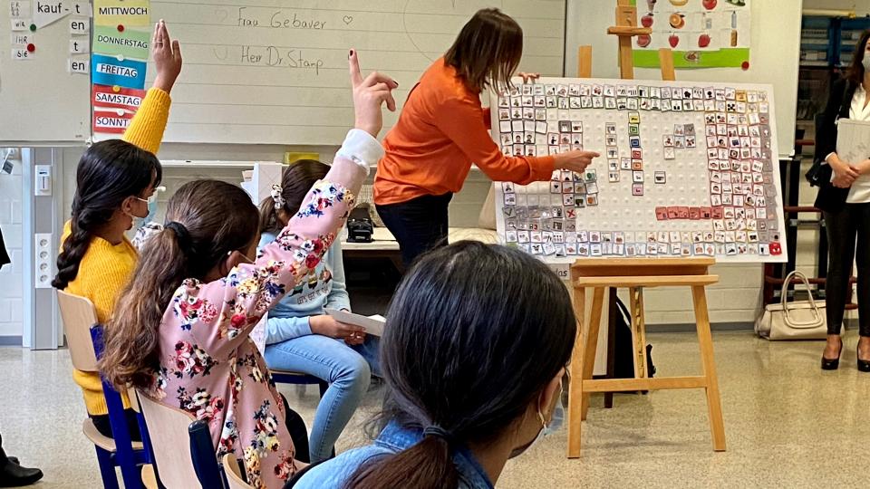 Kinder und Jugendliche in der ZUE Neuss erhalten ein schulnahes Bildungsangebot. Kinder und Jugendliche in der ZUE Neuss erhalten ein schulnahes Bildungsangebot.