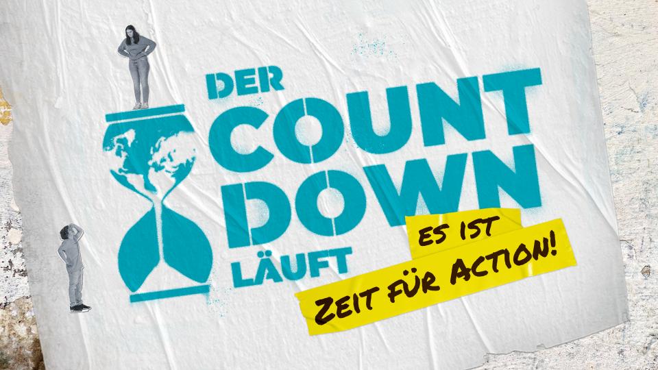 Auf einem Baumstamm sieht man ein Spraybild mit dem Slogan "Der Countdown läuft - es ist Zeit für Action"