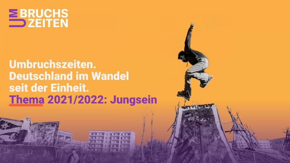 Key Visual des Wettbewerbs Umbruchszeiten zeigt einen skatenden Jugendlichen vor einem Hintergrund mit Plattenbauten Key Visual des Wettbewerbs Umbruchszeiten zeigt einen skatenden Jugendlichen vor einem Hintergrund mit Plattenbauten