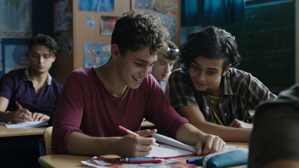 Zwei Jungen lernen gemeinsam im Unterricht Zwei Jungen lernen gemeinsam im Unterricht