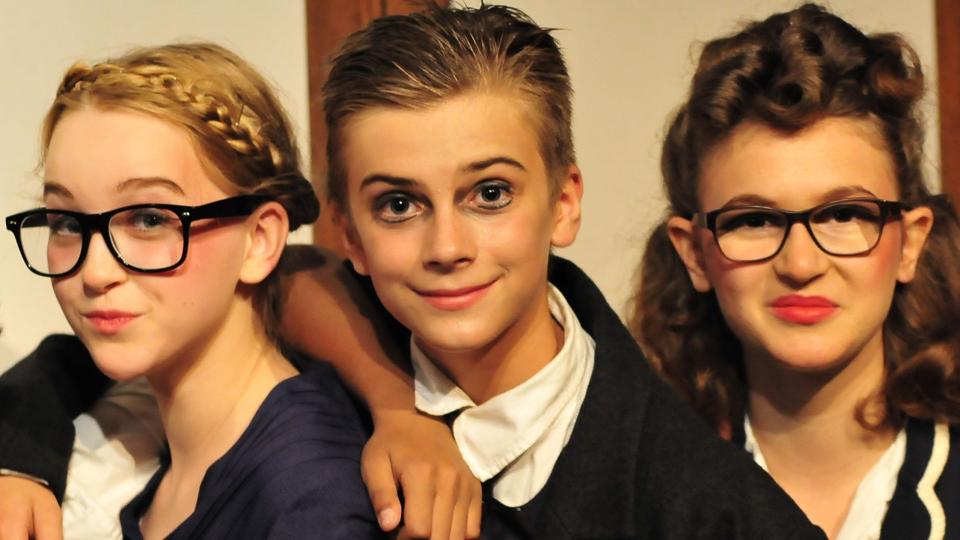 Drei Kinder posieren für eine Theateraufführung, sie sind für ihre Rollen kostümiert und mit Theaterschminke geschminkt. Drei Kinder posieren für eine Theateraufführung, sie sind für ihre Rollen kostümiert und mit Theaterschminke geschminkt.