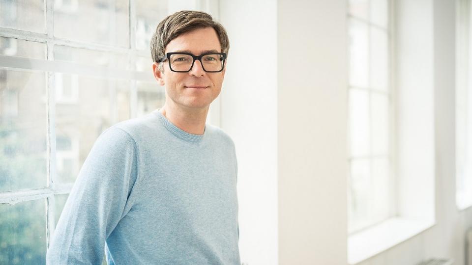 Ein Portrait des Moderators Ralph Caspers vor einem Fenster Ein Portrait des Moderators Ralph Caspers vor einem Fenster