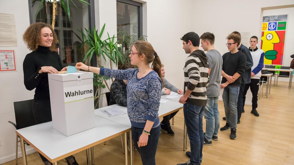 Schülerinnen und Schüler geben bei der Juniorwahl ihre Stimme ab. Schülerinnen und Schüler geben bei der Juniorwahl ihre Stimme ab.