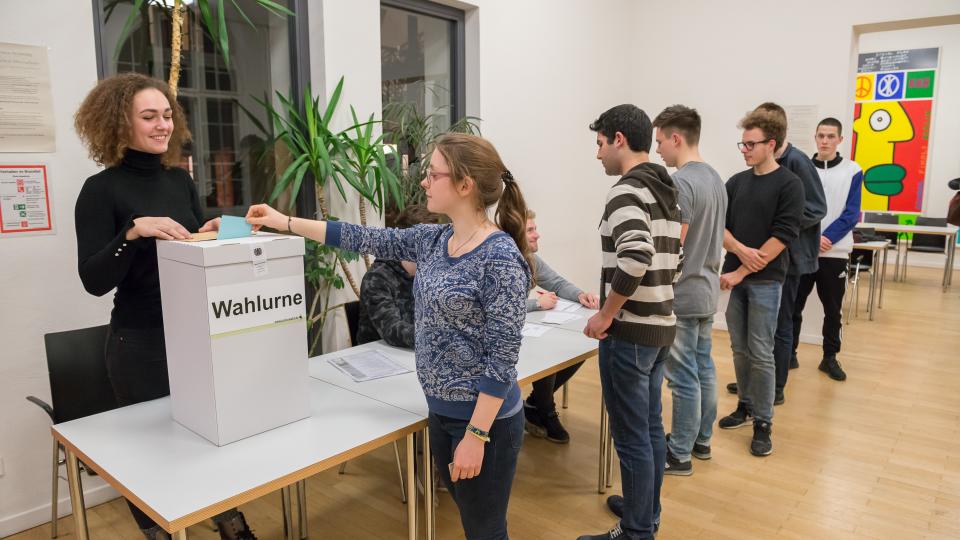 Schülerinnen und Schüler geben bei der Juniorwahl ihre Stimme ab.