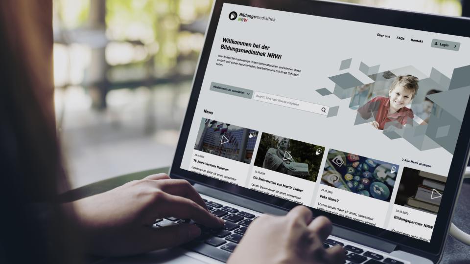 Eine Frau arbeitet an einem Laptop, auf dem man die Startseite der Bildungsmediathek NRW sieht. Eine Frau arbeitet an einem Laptop, auf dem man die Startseite der Bildungsmediathek NRW sieht.