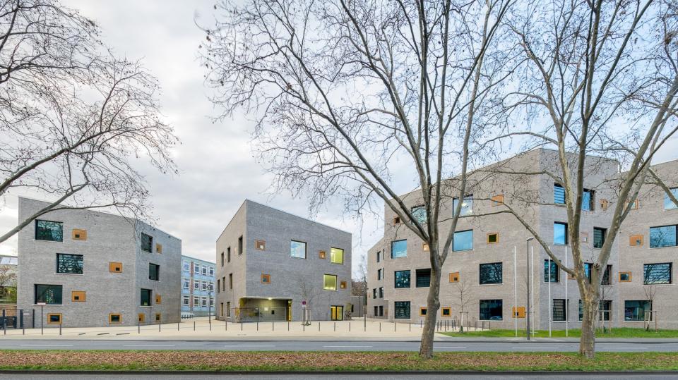 Außenansicht eines modernen Schulgebäudekomplexes. Außenansicht eines modernen Schulgebäudekomplexes.