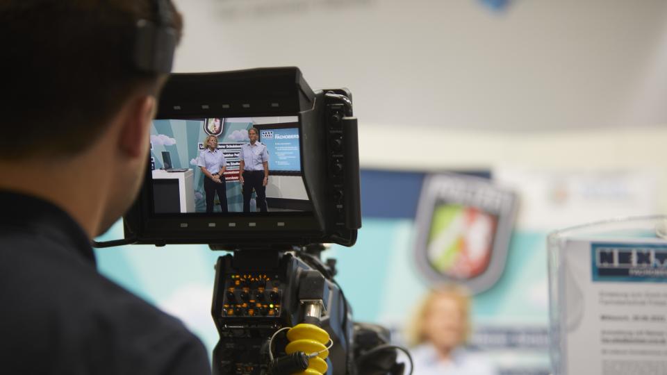 Ein Kameramann nimmt ein Video von einer Veranstaltung am Stand des MSB auf der didacta 2022 auf Ein Kameramann nimmt ein Video von einer Veranstaltung am Stand des MSB auf der didacta 2022 auf