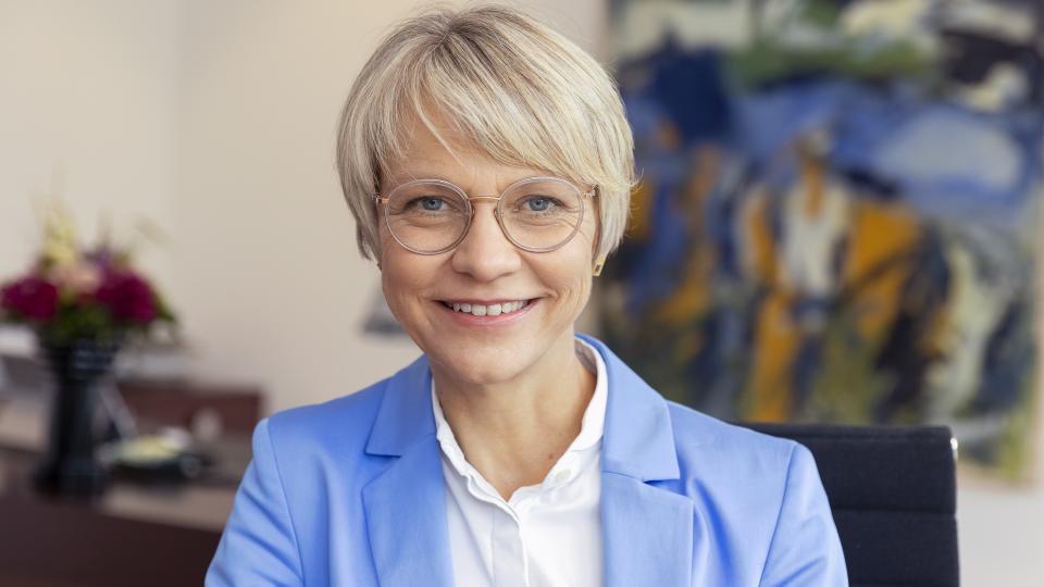 Portraitfoto von Dorothee Feller, Ministerin für Schule und Bildung des Landes Nordrhein-Westfalen