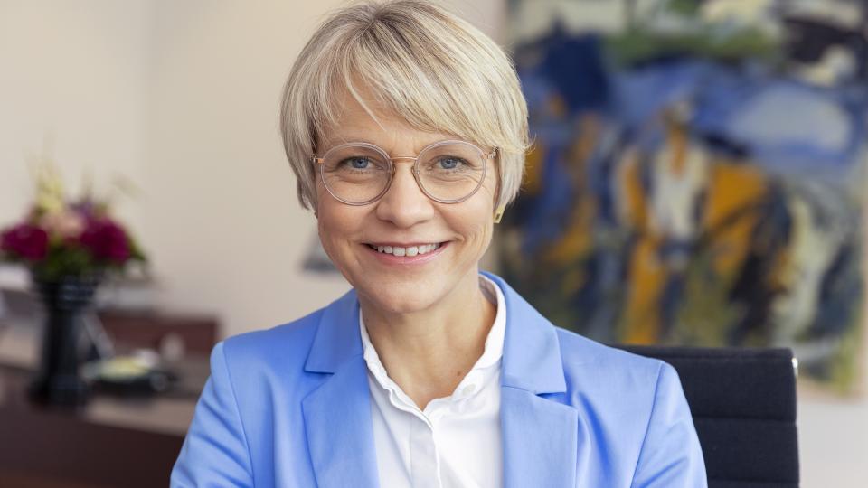 Portraitfoto von Dorothee Feller, Ministerin für Schule und Bildung des Landes Nordrhein-Westfalen