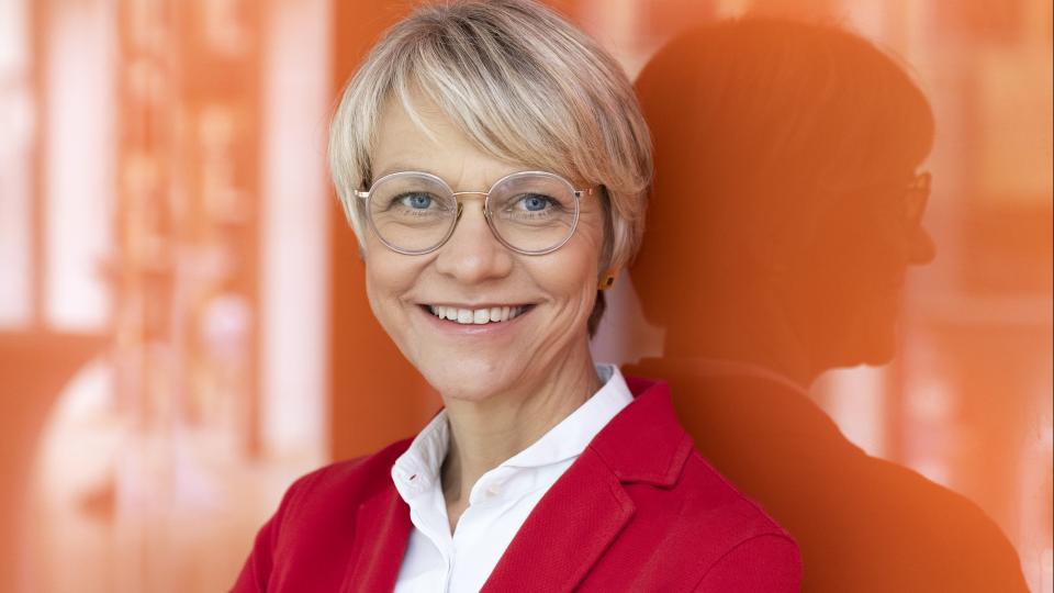 Portraitfoto von Dorothee Feller, Ministerin für Schule und Bildung des Landes Nordrhein-Westfalen