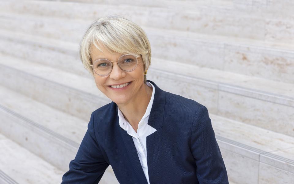 Portraitfoto von Dorothee Feller, Ministerin für Schule und Bildung des Landes Nordrhein-Westfalen