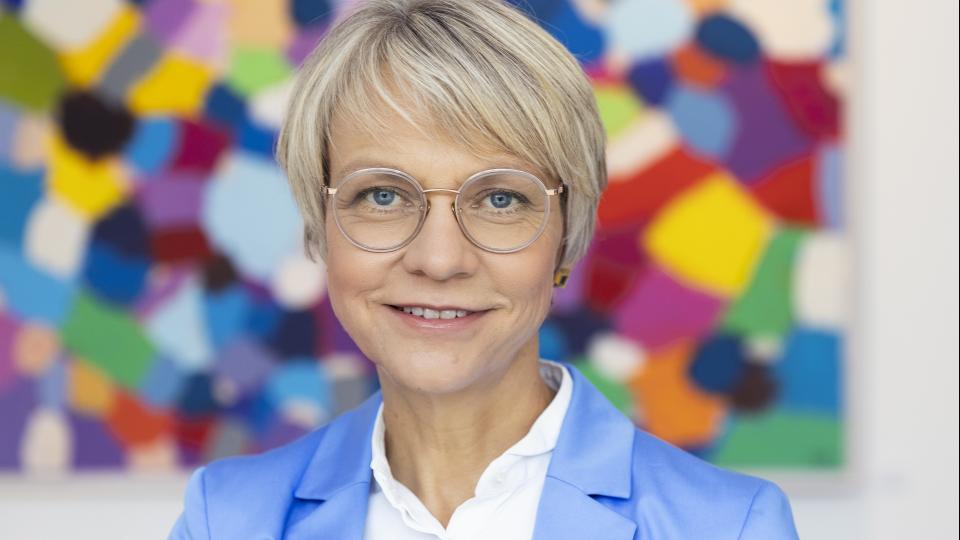 Portraitfoto von Dorothee Feller, Ministerin für Schule und Bildung des Landes Nordrhein-Westfalen
