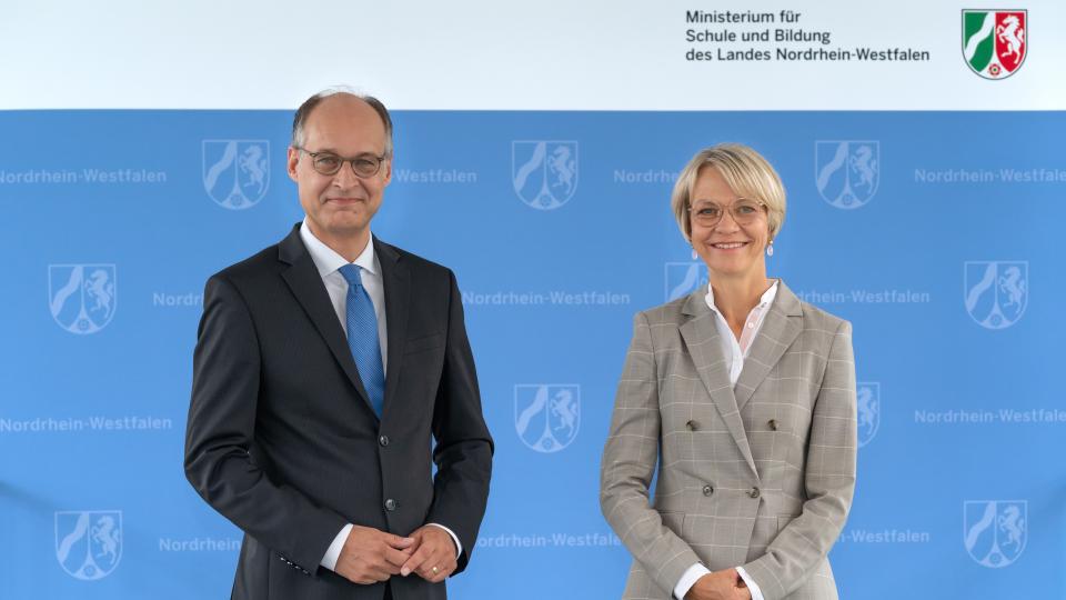 Ministerin Feller und Staatssekretär Mauer nebeneinanderstehend 