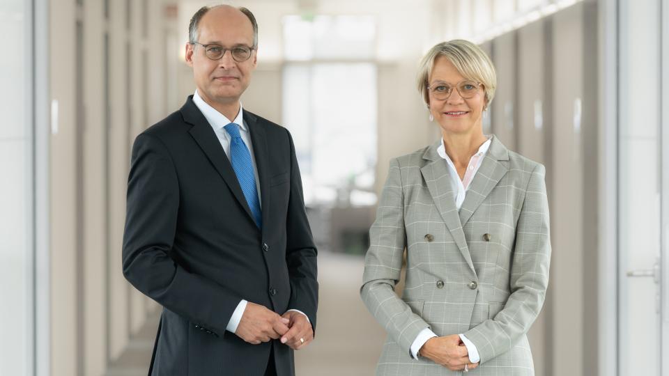 Ministerin Feller und Staatssekretär Mauer nebeneinanderstehend 