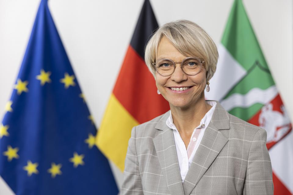 Portraitfoto von Dorothee Feller, Ministerin für Schule und Bildung des Landes Nordrhein-Westfalen