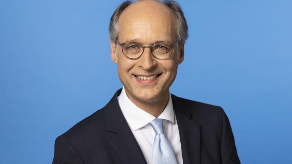 Portraitfoto von Dr. Urban Mauer, Staatssekretär im Ministerin für Schule und Bildung des Landes Nordrhein-Westfalen