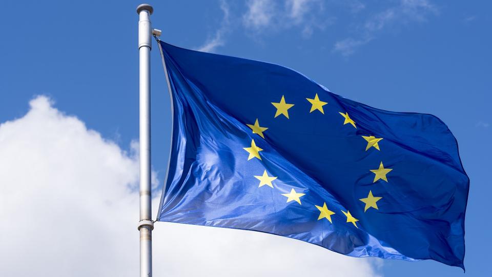 Die Flagge der EU weht im Wind. Die Flagge der EU weht im Wind.