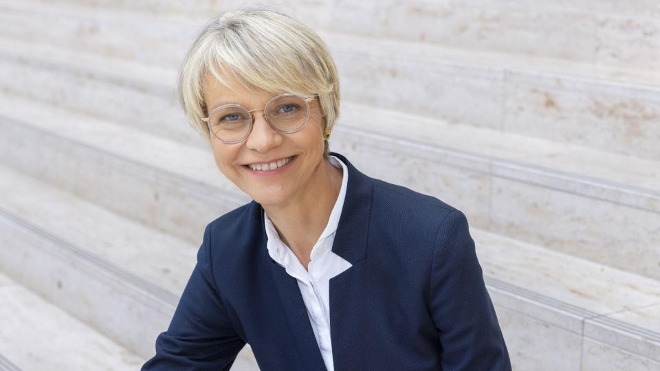 Portrait von Ministerin Dorothee Feller 