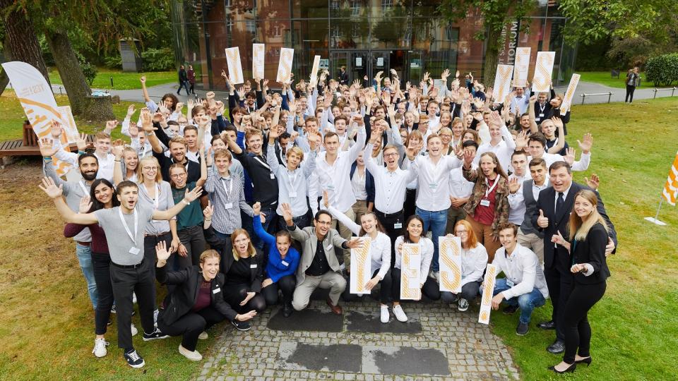 Gruppenfoto aus Teilnehmenden beim YES 2019