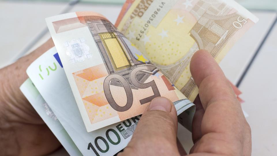 Nahaufnahme zweier Hände, die Euroscheine blättern. Nahaufnahme zweier Hände, die Euroscheine blättern.
