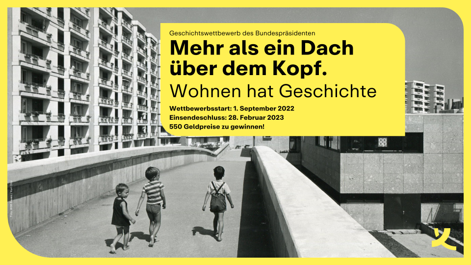 Das Motto des Geschichtswettbewerb "Mehr als ein Dach über dem Kopf. Wohnen hat Geschichte" ist über ein Foto gelegt, das eine Hochhaussiedlung und drei spazierende Kinder zeigt. Das Motto des Geschichtswettbewerb "Mehr als ein Dach über dem Kopf. Wohnen hat Geschichte" ist über ein Foto gelegt, das eine Hochhaussiedlung und drei spazierende Kinder zeigt.