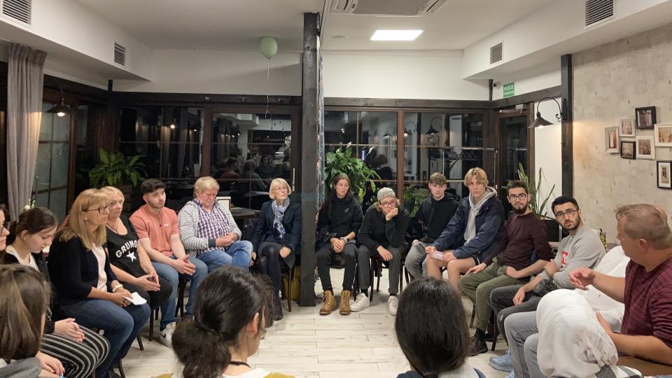 Die Teilnehmenden der Gedenkstättenfahrt treffen sich zu einer abendlichen Reflexionsrunde. Die Teilnehmenden der Gedenkstättenfahrt treffen sich zu einer abendlichen Reflexionsrunde.
