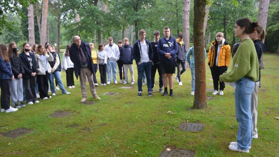 Eine Schülergruppe erkundet gemeinsam den Sennefriedhof in Zusammenarbeit mit dem Volksbund Deutsche Kriegsgräberfürsorge.