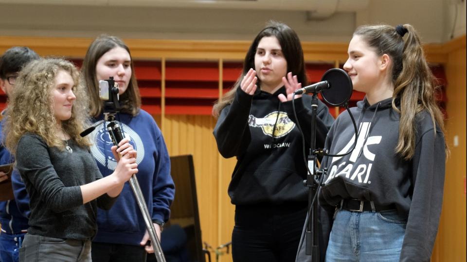 Vier jugendliche Mädchen musizieren gemeinsam. Vier jugendliche Mädchen musizieren gemeinsam.