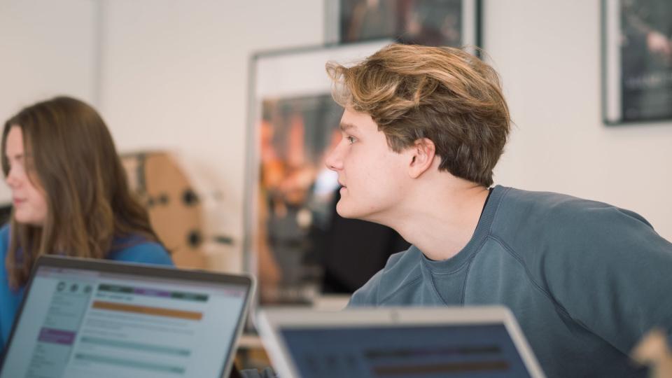 Jugendliche sitzen im Rahmen des Planspiels "Europe Alive" an Laptops.