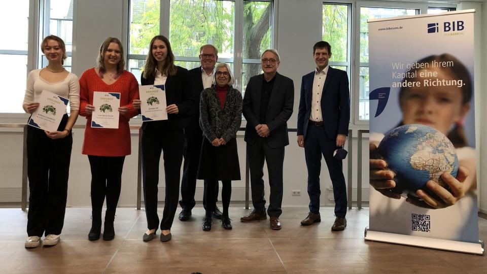 Drei Schülerinnen und vier Vertreterinnen und Vertreter des BIB-Zukunftspreises stehen bei der Verleihung 2022 zusammen. Drei Schülerinnen und vier Vertreterinnen und Vertreter des BIB-Zukunftspreises stehen bei der Verleihung 2022 zusammen.