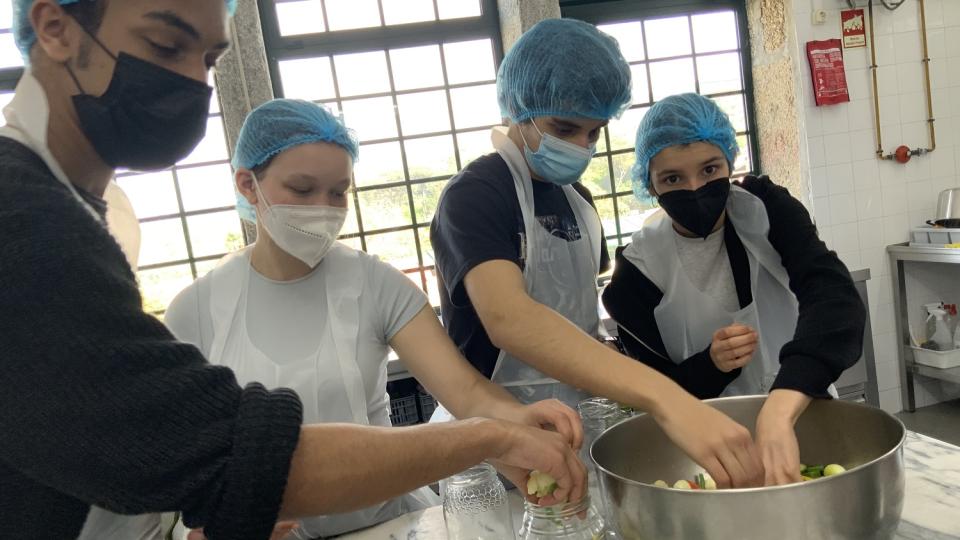 Internationale Jugendliche arbeiten gemeinsam in der Küche.